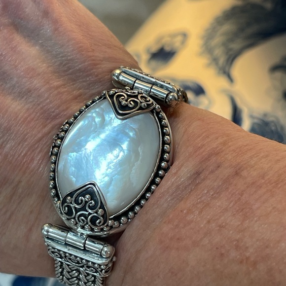 Ornate Indonesian Mother of Pearl Bracelet - Picture 12 of 12